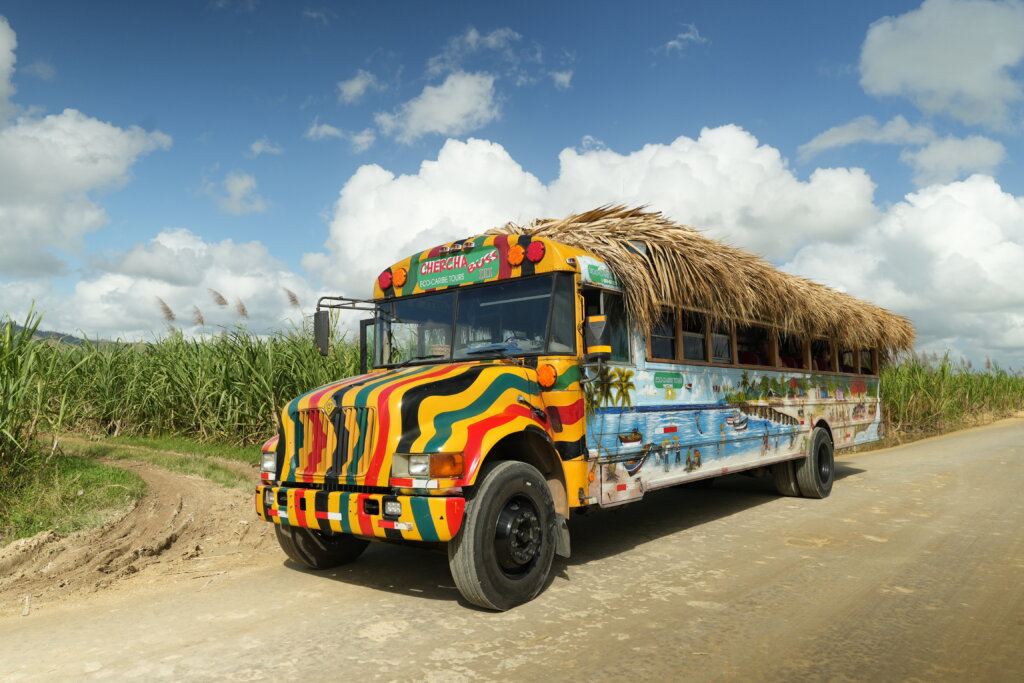 Kolorowy lokalny autobus podczas wycieczki Eco Caribe Tour na Dominikanie