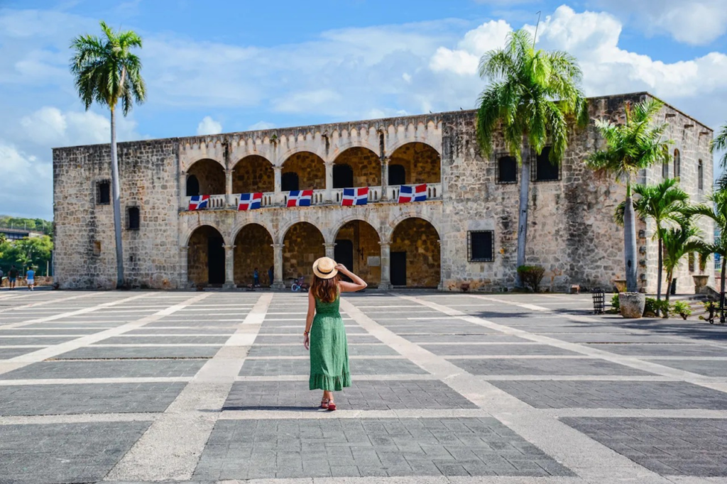 Plac i zabytkowe budynki w historycznym centrum Santo Domingo na Dominikanie