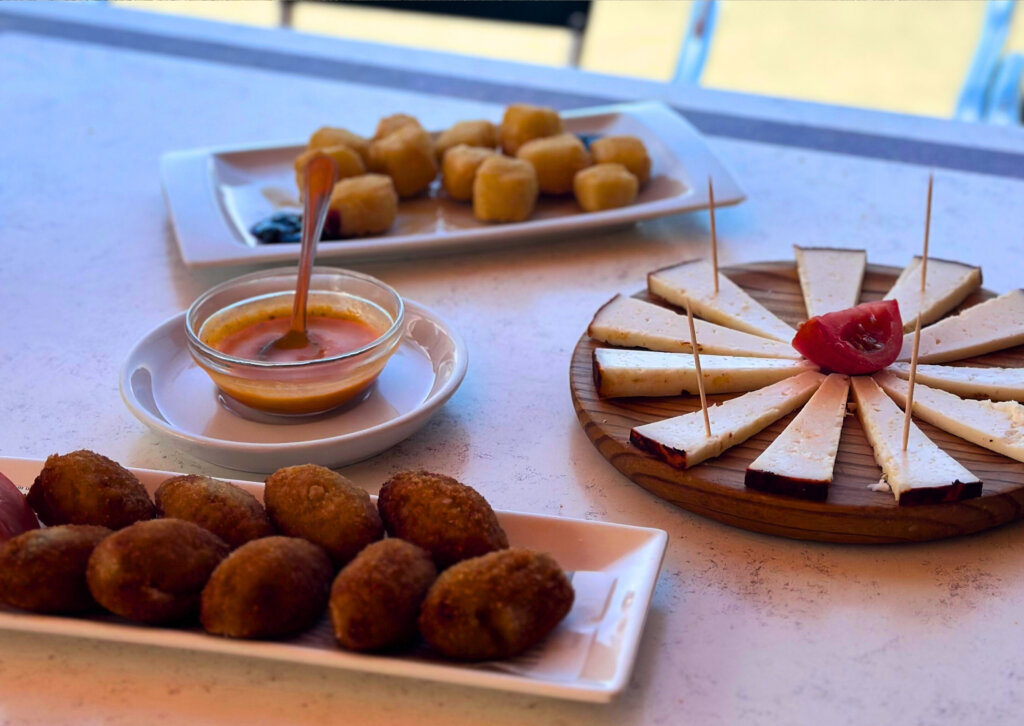 Lokalne jedzenie na Fuerteventurze serwowane w restauracji w Ajuy