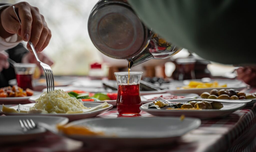 Tradycyjne tureckie śniadanie w Stambule, lokalne smaki i potrawy