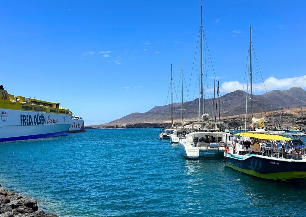 Port na Fuerteventurze z katamaranami i promem, miejsce wypłynięcia na rejsy po Oceanie Atlantyckim