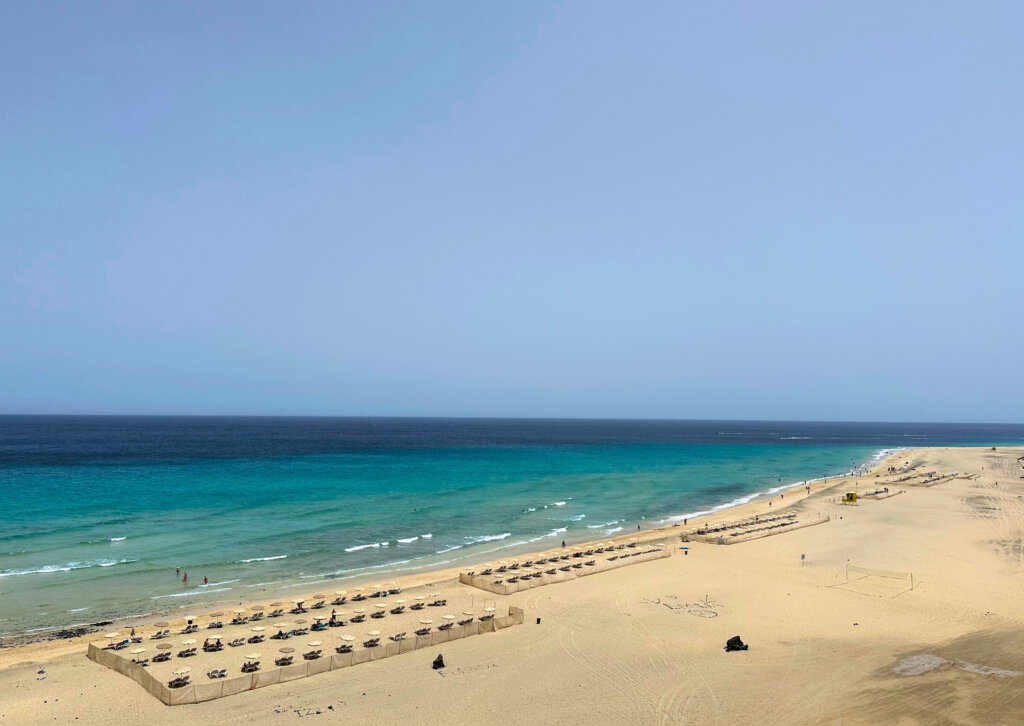 Piaszczysta plaża przy hotelu Iberostar Waves Playa Gaviotas na Fuerteventurze