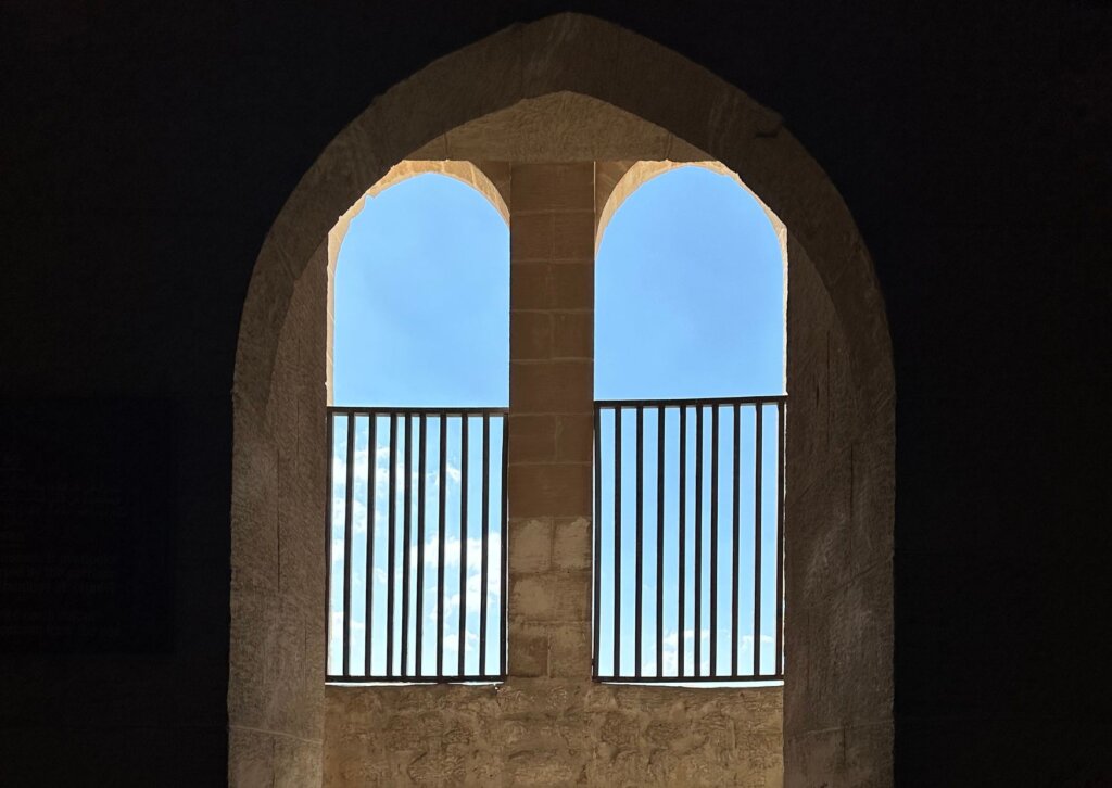 Widok z okna Cytadeli Qaitbey na niebo w Aleksandrii