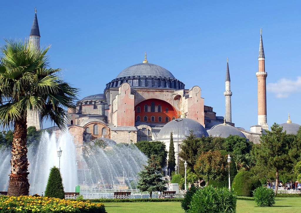 Hagia Sophia w Stambule widziana z ogrodu, monumentalna kopuła i minarety