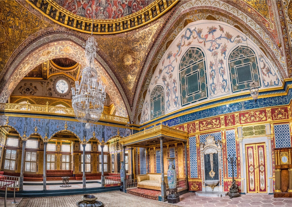 Bogato zdobione wnętrza Pałacu Topkapi, dawnej rezydencji sułtanów