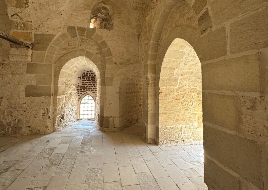 Kamienne wnętrza Cytadeli Qaitbey w Aleksandrii z widocznymi arkadami