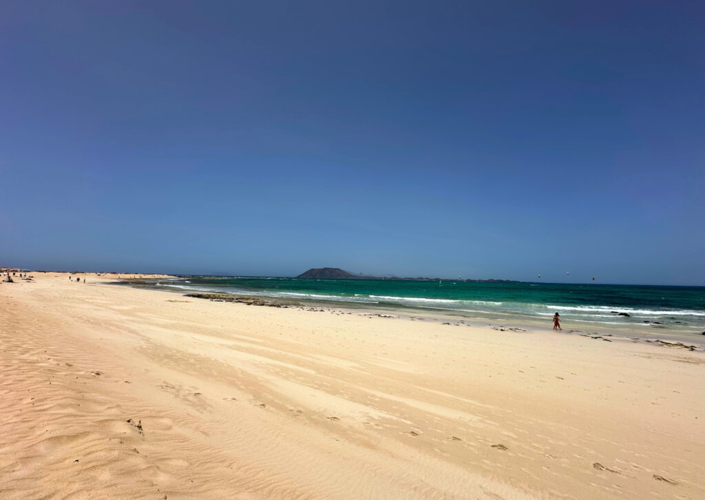 Wydmy Corralejo na Fuerteventurze z jasnym piaskiem i turkusowym oceanem