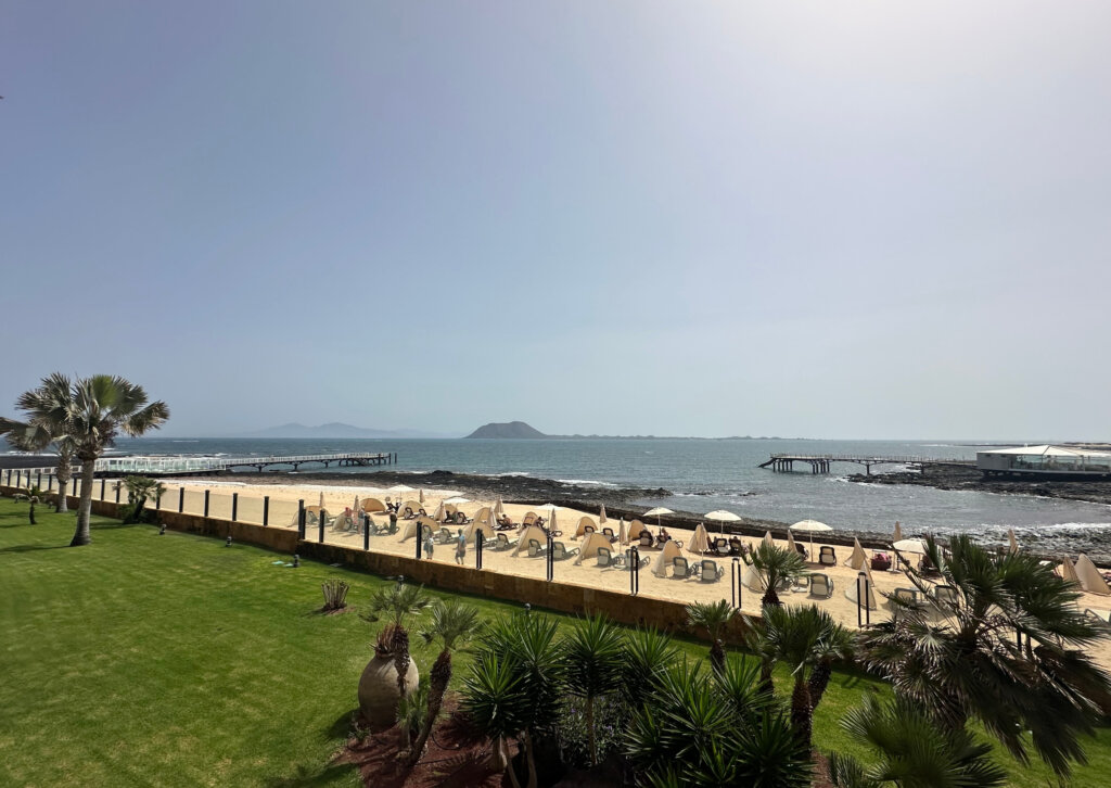 Plaża przy hotelu Secrets Bahia Real Resort na północy Fuerteventury