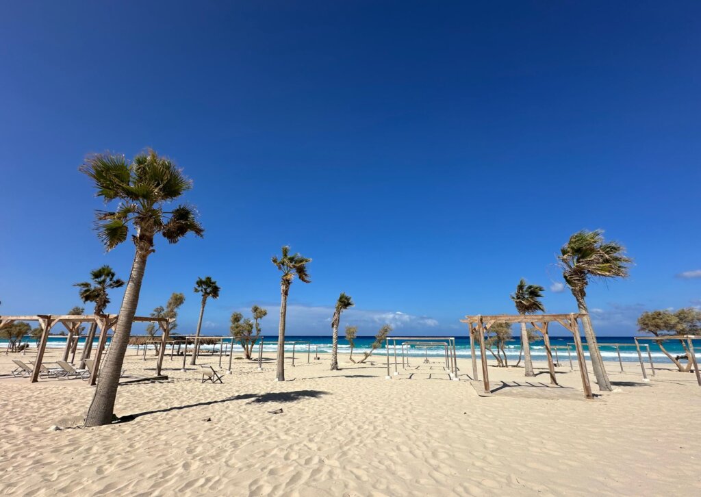 Piaszczysta plaża w Marsa Matruh w północnym Egipcie przy hotelu Aqua Heneish Beach Resort