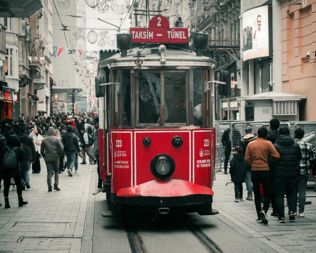 Czerwony tramwaj na ulicy Istiklal, symbol nowoczesnego Stambułu