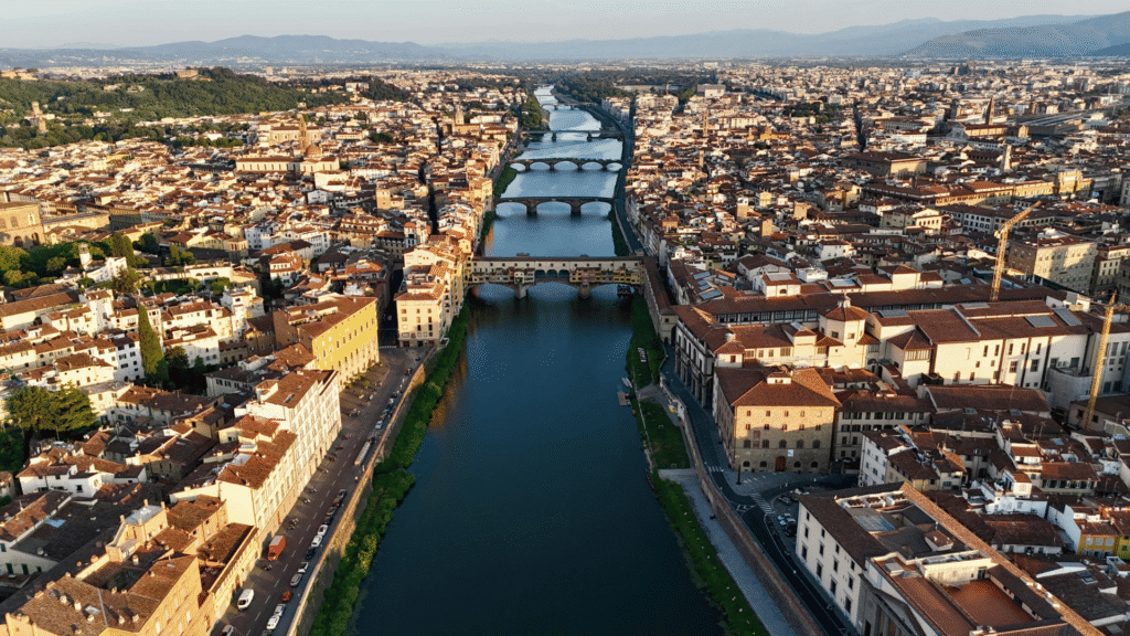 Panorama Florencji z lotu ptaka z rzeką Arno i mostem Ponte Vecchio w sercu Toskanii