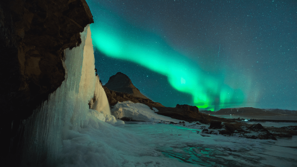 Islandia natura – zorza polarna nad lodowym krajobrazem, magiczne atrakcje Islandii