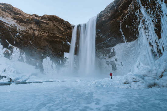 Islandia natura – wodospad Skógafoss zimą, imponujące atrakcje Islandii