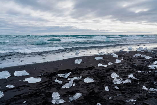 Islandia natura – czarna plaża Diamond Beach z bryłami lodu, unikalne atrakcje Islandii