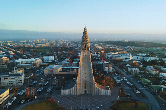 Islandia natura i atrakcje – panorama Reykjaviku z kościołem Hallgrímskirkja