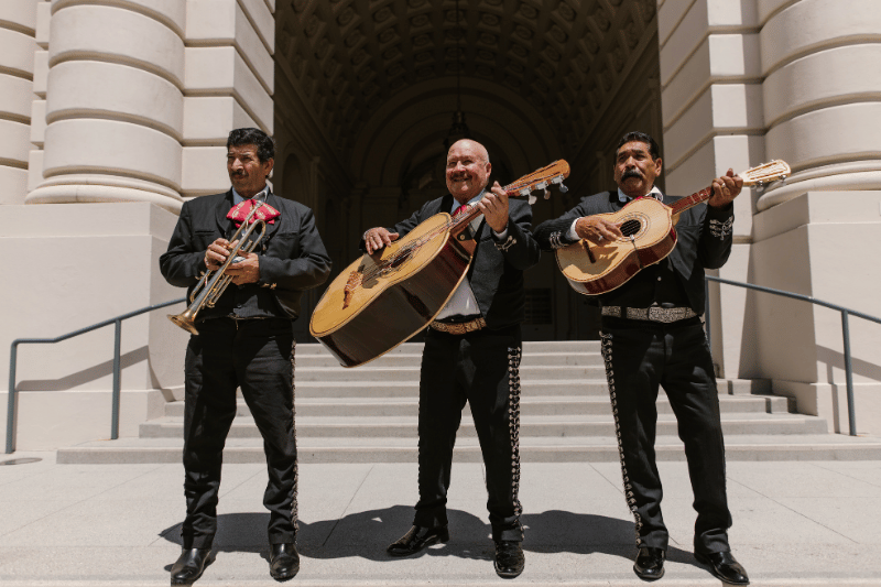 Mariachi i muzyka Meksyku – tradycyjny zespół w strojach charro, kultura i atrakcje Meksyku