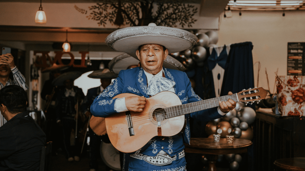 Mariachi i muzyka Meksyku – muzyk w tradycyjnym stroju, kultura i atrakcje Meksyku