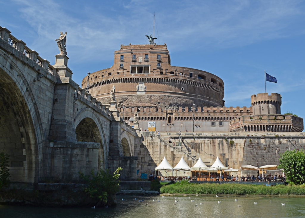 Zamek Świętego Anioła i most Ponte Sant’Angelo w Rzymie