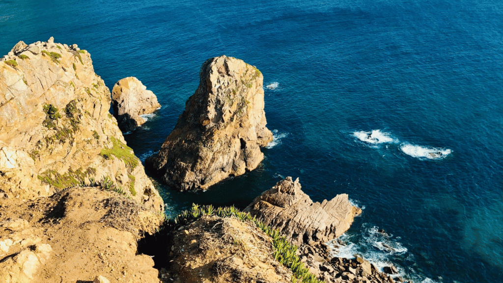 Skaliste klify i formacje skalne u wybrzeży Cabo da Roca