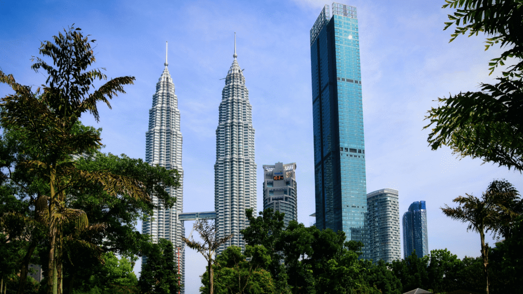 Panorama Kuala Lumpur z wieżami Petronas – atrakcje Malezji
