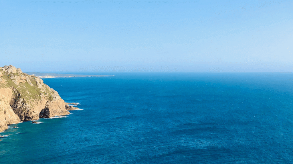 Ocean Atlantycki widziany z klifów Cabo da Roca w Portugalii