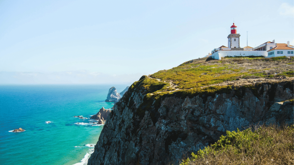 Latarnia morska Cabo da Roca na wysokim klifie nad Oceanem Atlantyckim