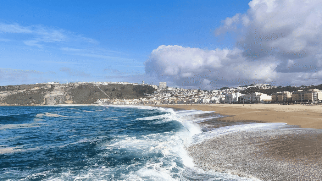 Plaża i ocean w Nazaré – słynne portugalskie wybrzeże Atlantyku