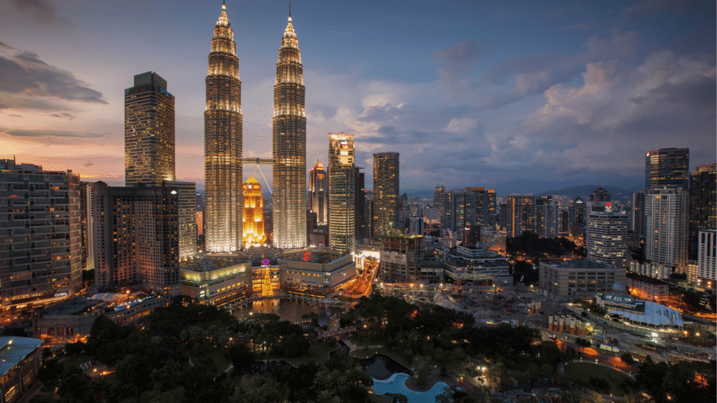 Panorama Kuala Lumpur z bliźniaczymi wieżami Petronas po zmroku