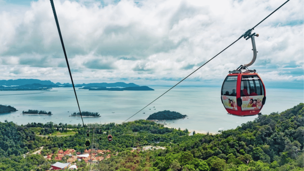 Kolejka linowa SkyCab nad zielonymi wzgórzami Langkawi w Malezji