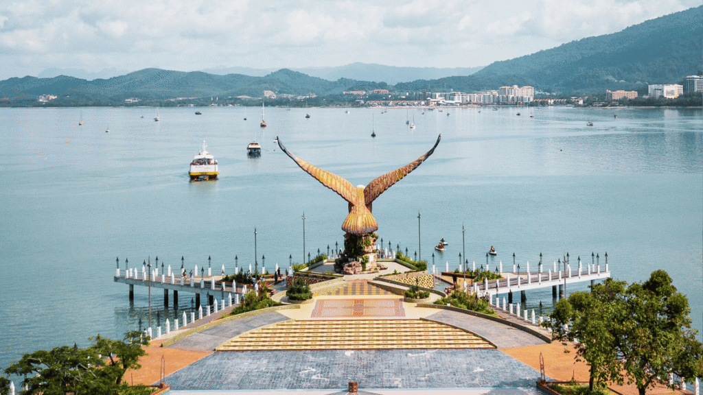 Pomnik orła Eagle Square w Langkawi nad wodami Morza Andamańskiego