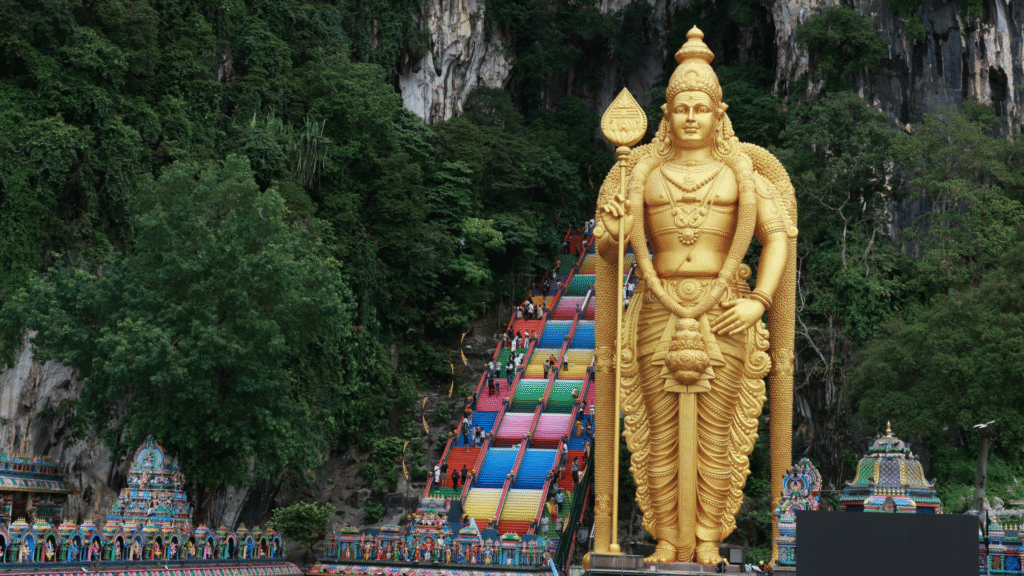 Batu Caves w Malezji – złoty posąg i kolorowe schody, atrakcje Malezji