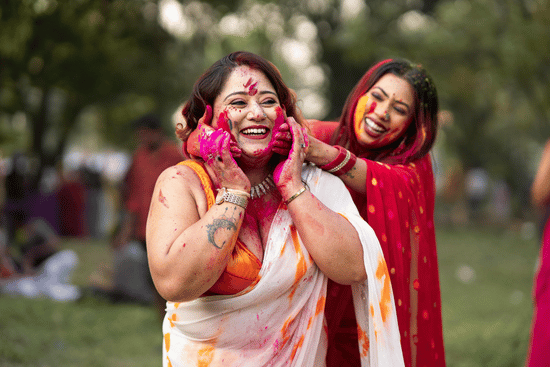 Kobiety świętujące Holi – festiwal kolorów w Indiach