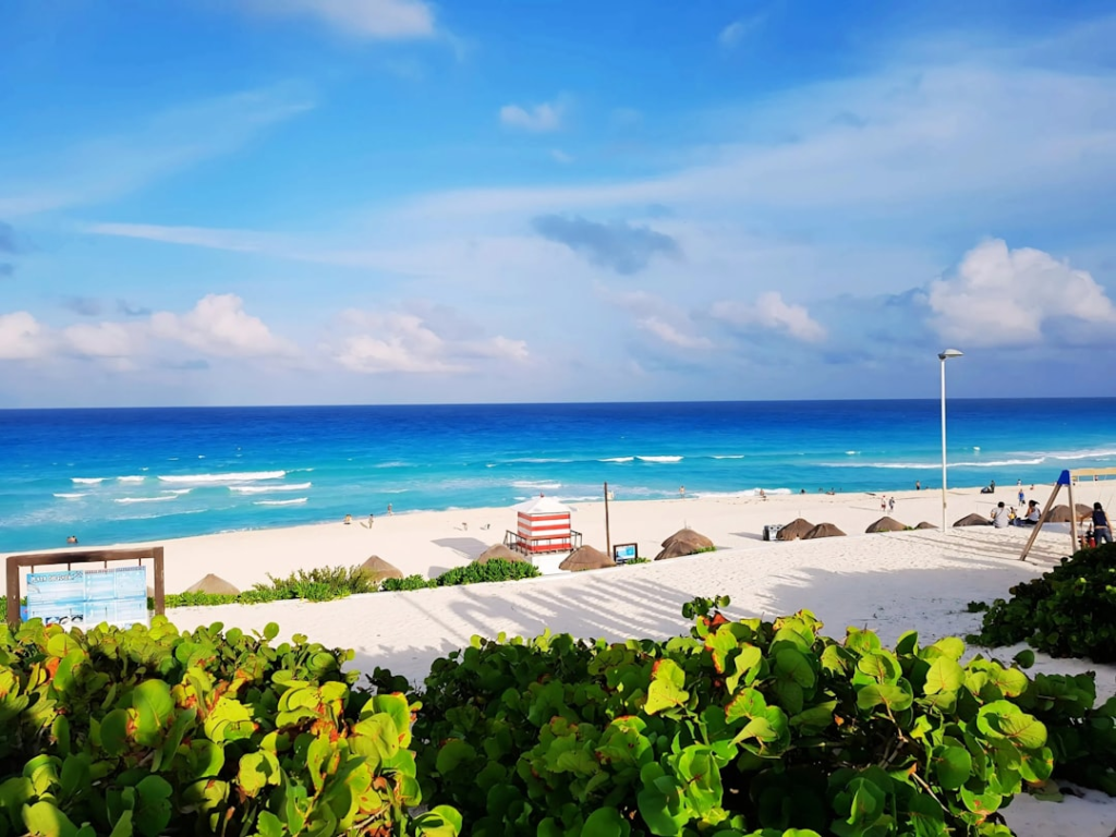 Playa Delfines w Meksyku – szeroka piaszczysta plaża i turkusowe wody Morza Karaibskiego w Cancun
