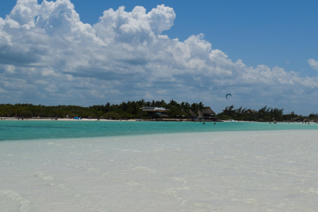 Playa Holbox w Meksyku – jasna piaszczysta plaża i turkusowe, płytkie wody Morza Karaibskiego