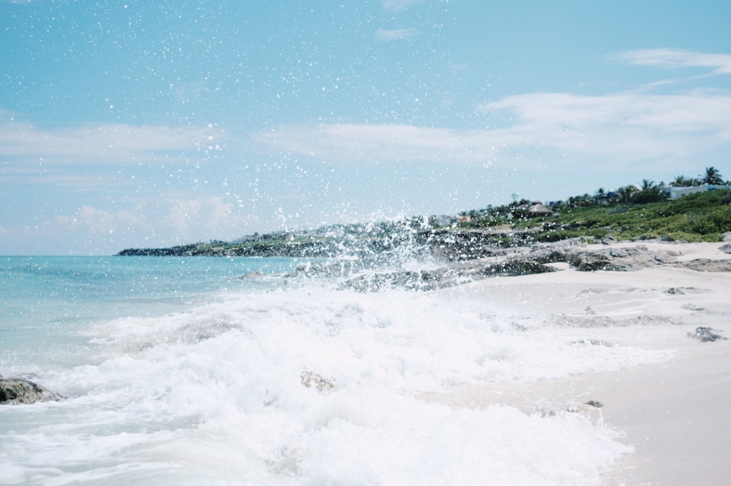 Playa Norte na Isla Mujeres w Meksyku – turkusowe wody Morza Karaibskiego i wąski półwysep widziany z lotu ptaka