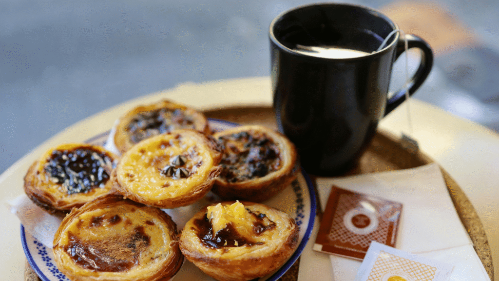 Pastéis de nata – portugalskie babeczki z kremem podawane z kawą w Lizbonie
