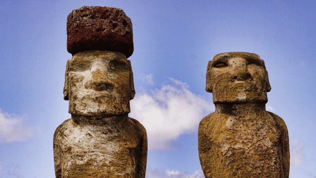 Posągi Moai z kamiennymi pukao na Wyspie Wielkanocnej