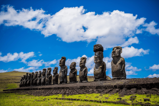 Posągi Moai ustawione w rzędzie na Wyspie Wielkanocnej (Rapa Nui)