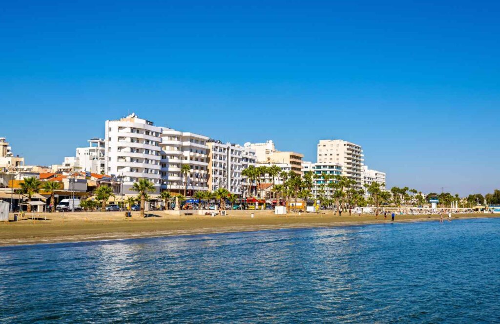 Promenada Finikoudes w Larnace – idealne miejsce do biegania przy plaży