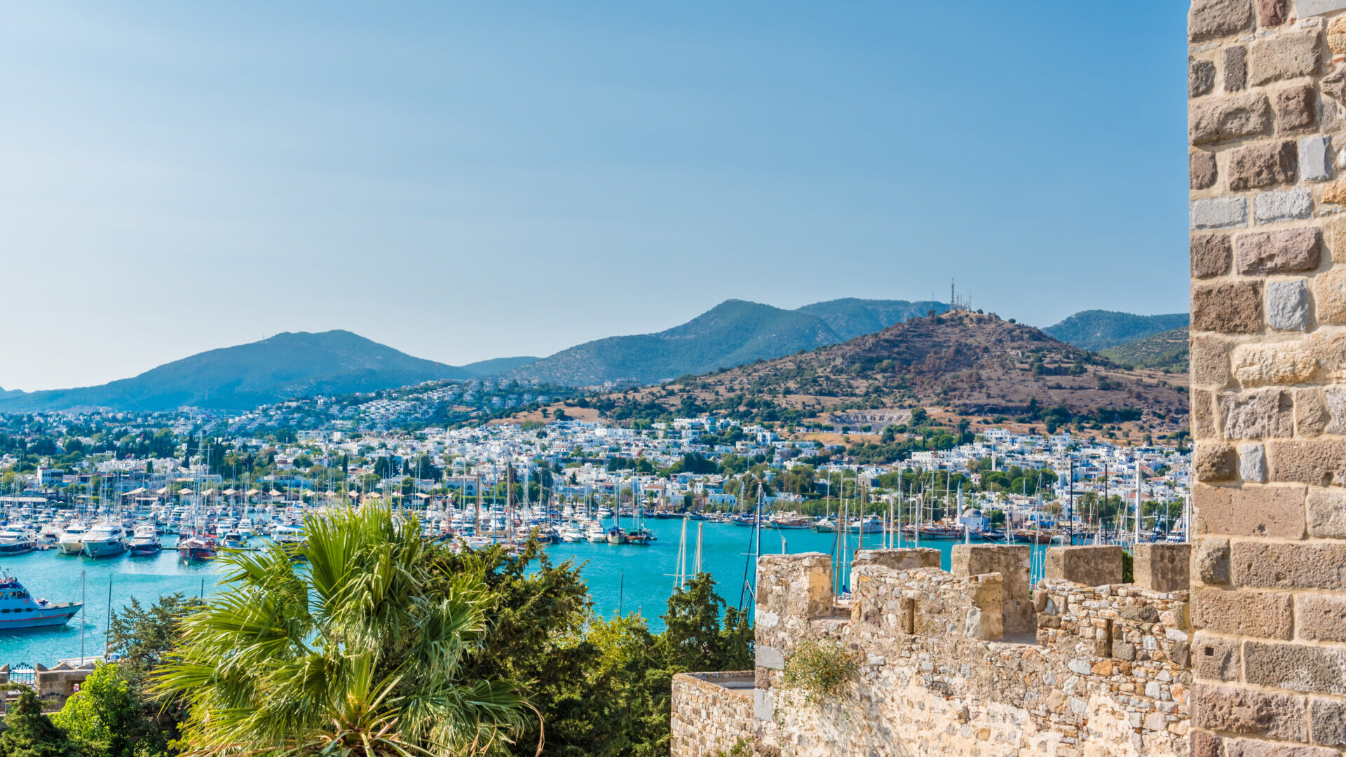 Widok na port i zabudowę Bodrum z górami w tle