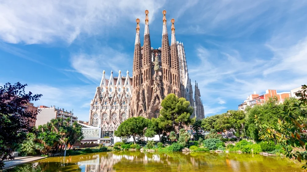 Bazylika Sagrada Familia w Barcelonie – ikona katalońskiej architektury, dzieło Gaudiego i symbol Hiszpanii.