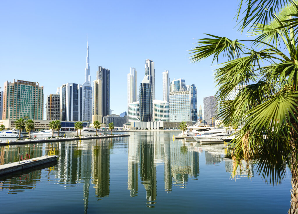 Nowoczesna panorama Dubaju z drapaczami chmur i mariną