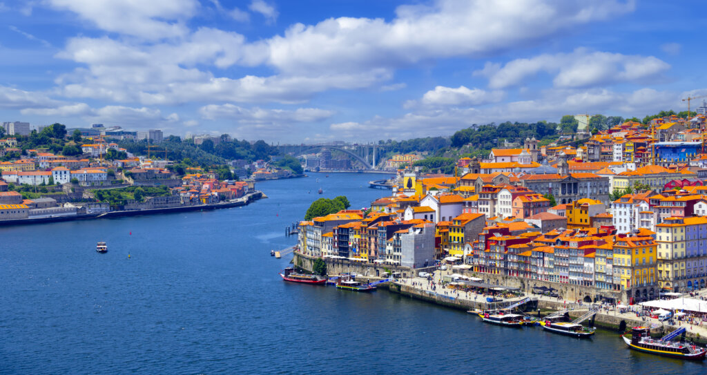 Kolorowa zabudowa Porto nad rzeką Douro
