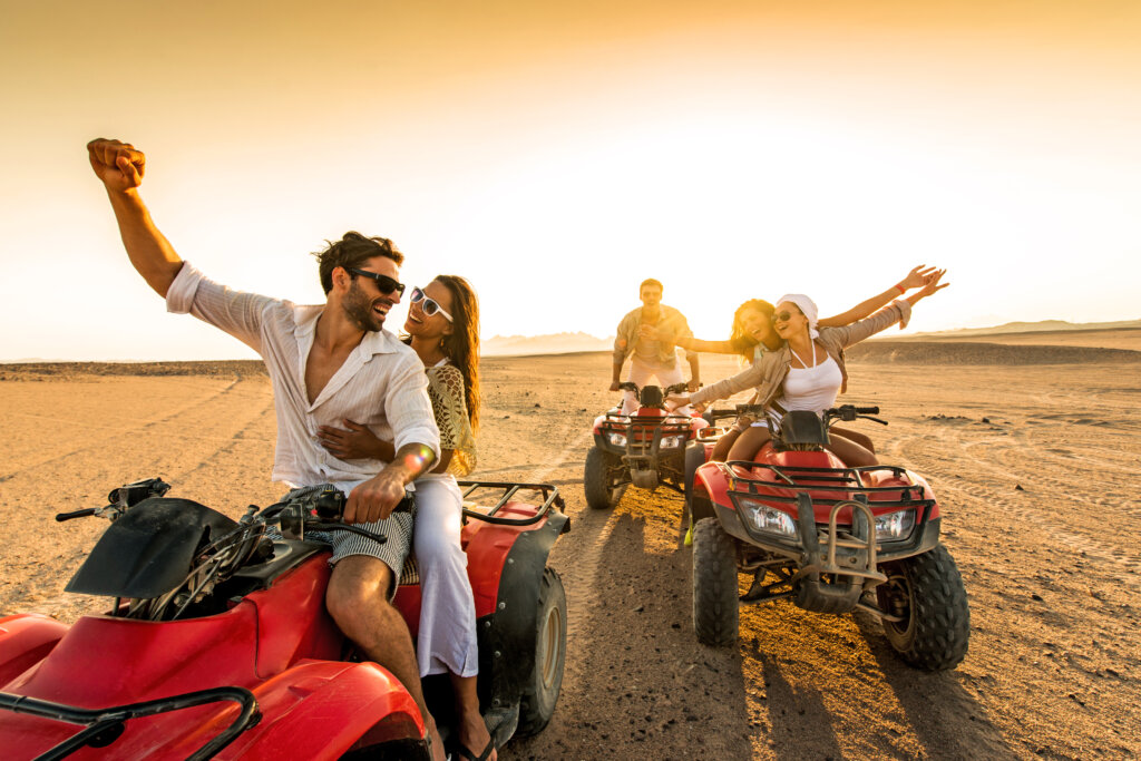 Jeep safari Egipt – jazda quadami na pustyni podczas wycieczki do wioski Beduinów