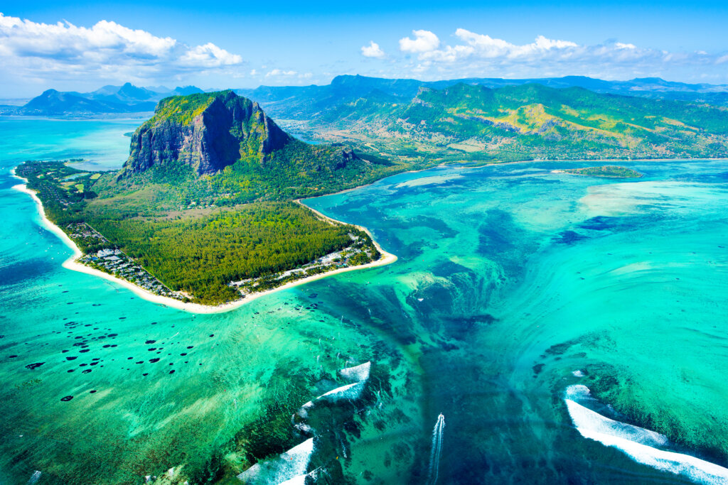 Turkusowa laguna i zielone wybrzeże wyspy Mauritius widziane z lotu ptaka