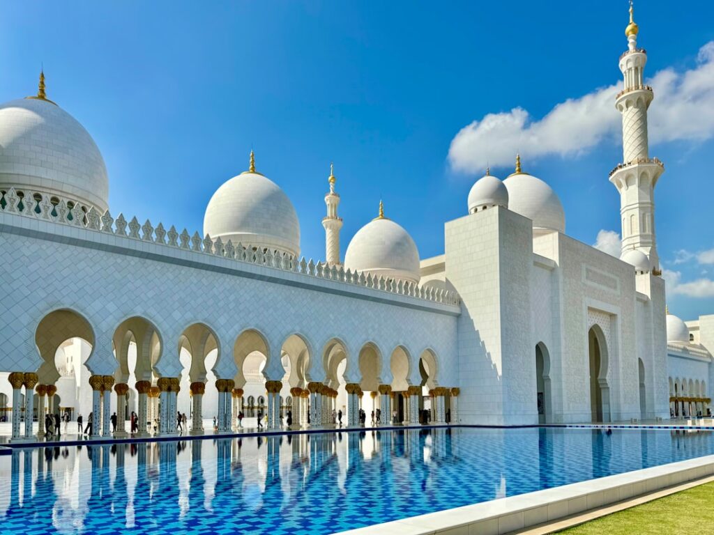 Meczet Szejka Zayeda w Abu Dhabi nocą, biała architektura i kopuły