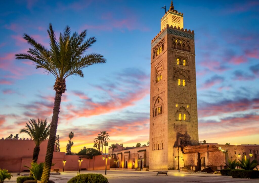 Meczet Koutoubia w Marrakeszu o zachodzie słońca, jeden z symboli Maroka i popularna atrakcja turystyczna