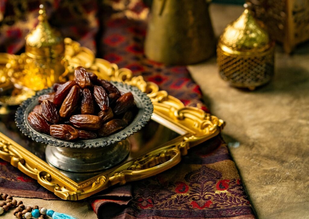 Daktyle podawane na ozdobnej złotej tacy podczas wieczornego iftaru w Egipcie