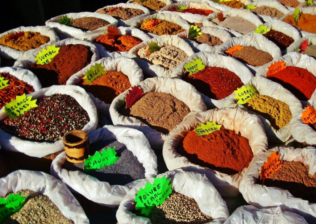 Kolorowe przyprawy arabskie w workach na tradycyjnym targu – chili, curry i inne mieszanki