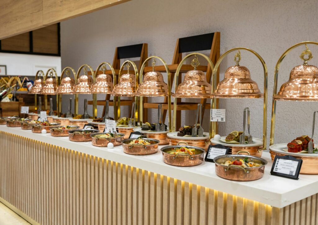 Hotelowy bufet w Turcji z daniami serwowanymi podczas ramadanu
